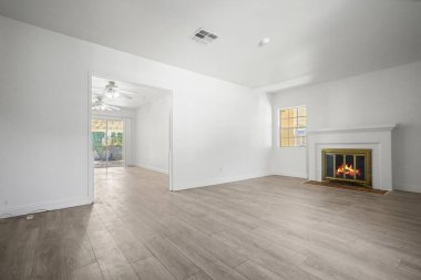 Geniş pencereli, modern, boş bir apartmanın içinde. 3d oluşturma 