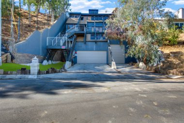 Şehirdeki modern konut binası. 3d oluşturma 