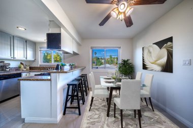 Masalı, beyaz duvarlı modern mutfağın içi. 3d oluşturma 