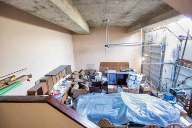 Eski evdeki bir odanın içinde. 3d oluşturma 