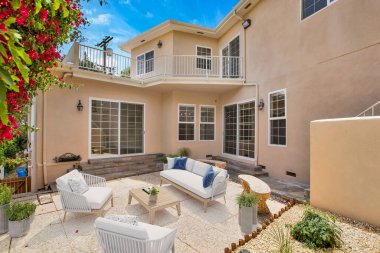 Şehirde güzel bir ev. Avlu bölgesi. 3d oluşturma