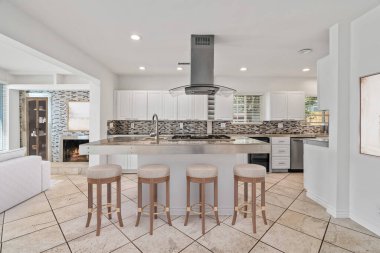 Geniş bir penceresi, masası ve yemek odası olan modern bir mutfak. 3d oluşturma