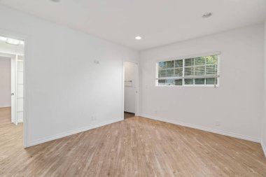 İçerisi boş. Yeni ev. Beyaz duvarlar. 3d oluşturma