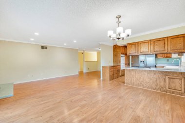 Ahşap zemin ve parke olan boş bir oda. 3d oluşturma