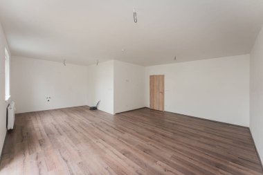 Beyaz duvarları ve ahşap zemini olan boş bir oda. 3d oluşturma