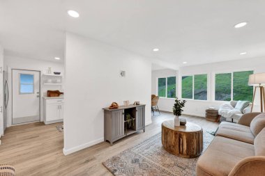 Ahşap zemini olan modern oturma odasının içinde. 3d oluşturma 