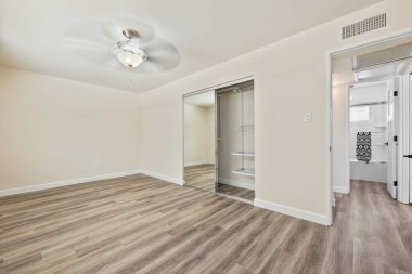 Beyaz duvarları olan boş bir oda. 3d oluşturma 