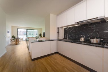 Beyaz duvarları ve ahşap zemini olan modern mutfak. 3d oluşturma 