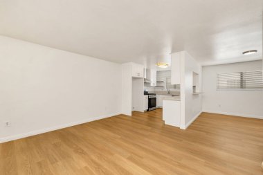 Beyaz mutfağı olan boş, modern bir daire.
