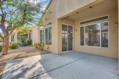 Bahçedeki güzel lüks ev. 3d oluşturma 