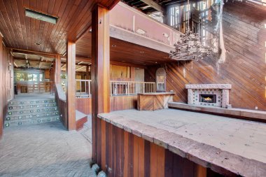 Şömineli eski ahşap bir ev. Güzel yeni dekorasyon. 3d oluşturma.