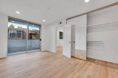 Güzel, modern bir evde boş bir oturma odası. 3d oluşturma.