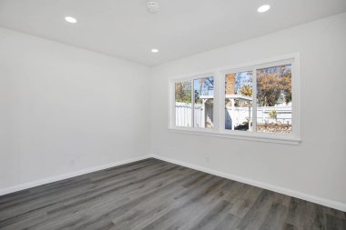 Beyaz duvarları ve ahşap zemini olan boş bir oda. 3d oluşturma.  