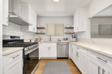 Beyaz duvarları ve ahşap zemini olan modern mutfak. 3d oluşturma