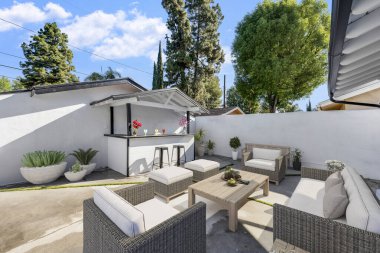 Bahçesi ve verandası olan modern bir ev. 3d oluşturma