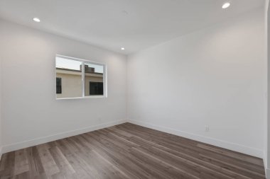 Beyaz duvarları ve ahşap zemini olan boş bir oda. 3d oluşturma 