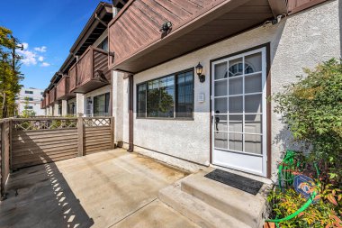 Bahçeli güzel lüks bir ev. 3d oluşturma