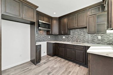 Ahşap zeminli ve beyaz duvarlı modern mutfak. 3d oluşturma