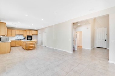 Beyaz duvarlı, 3 boyutlu modern bir apartman dairesi.