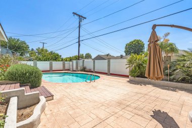 Küçük mavi bir su havuzu ve kırsal alanda güzel bir bahçe.