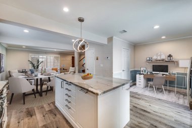 Beyaz duvarları ve masası olan modern mutfak, yemek odası, 3 boyutlu tasarım.