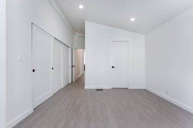 Beyaz duvarlı, 3 boyutlu modern bir apartman dairesi.