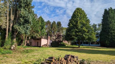 Parktaki bir evin girişi.