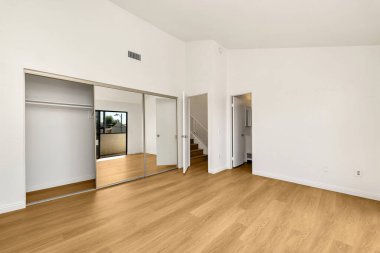 Beyaz duvarları ve ahşap zemini olan modern boş bir apartmanın içinde. 3d oluşturma