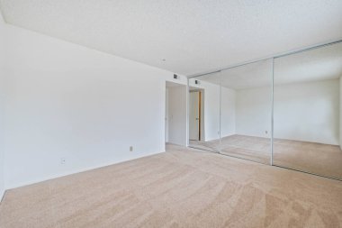 Beyaz duvarları ve zemini olan boş bir oda. Hiç kimse. 3d oluşturma