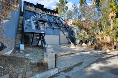 Şehirdeki eski ahşap ev. 3d oluşturma 