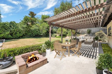 Bahçeli boş bir teras ve açık hava manzaralı. 3d oluşturma