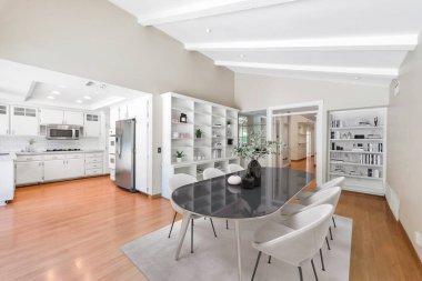 Yeni, güzel ve lüks aletleri olan büyük bir dairenin içinde beyaz duvarları olan modern bir mutfak. 3d oluşturma
