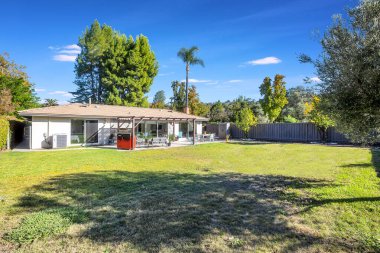 Bahçedeki modern ev. 3d oluşturma