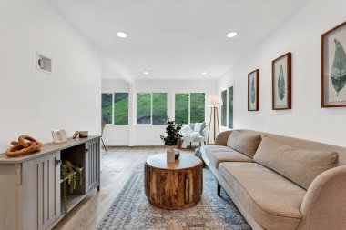 Kanepeli rahat bir oturma odası. 3d oluşturma 