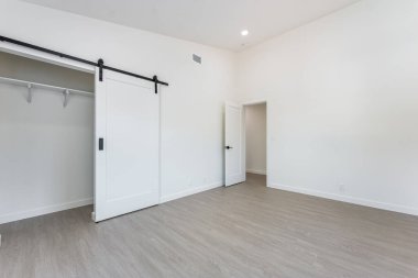 Beyaz duvarları olan boş bir oda. Hiç kimse. 3d oluşturma 