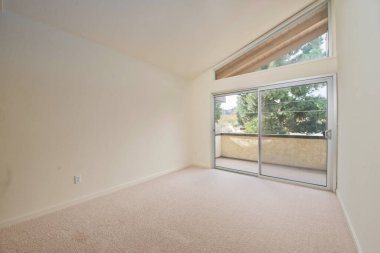 Beyaz duvarları ve zemini olan boş bir oda, hiç kimse. 3d oluşturma 