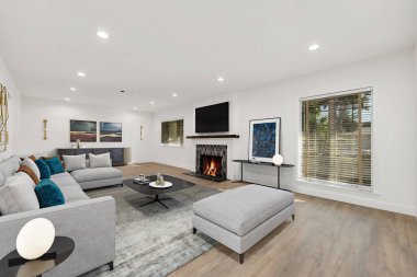 Kanepesi ve şöminesi olan modern bir oturma odası.