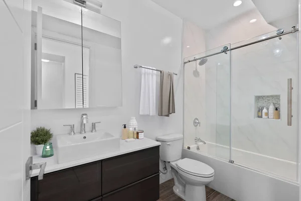 Interior Moderno Cuarto Baño Con Lavabo Blanco Espejo Renderizado — Foto de Stock