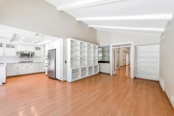 Leere Küche Mit Weißen Wänden Und Holzboden Darstellung — Stockfoto