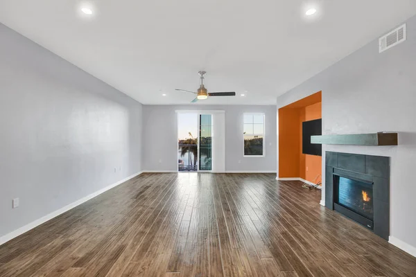 木製の床と寄木細工のある空の部屋 3Dレンダリング — ストック写真