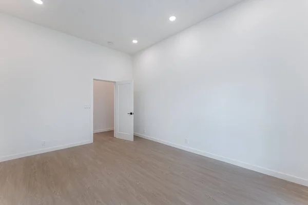 白い壁と木製の床を持つ空の部屋 インテリアデザイン3Dレンダリング — ストック写真