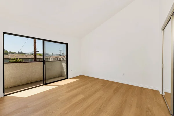 空の近代的な部屋木製の床と白い壁誰もインテリアデザイン 3Dレンダリング — ストック写真