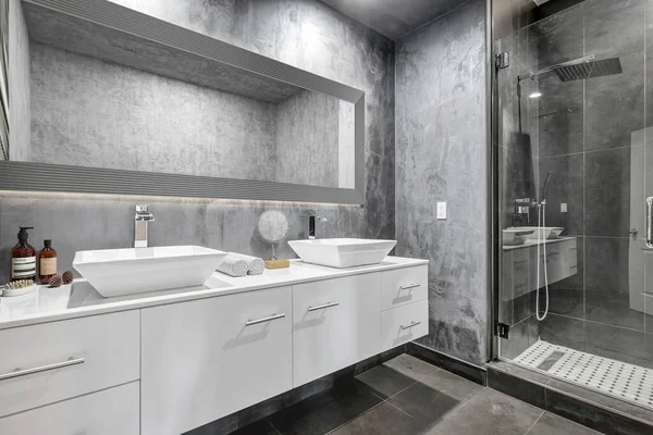 Beyaz Lavabosu Gri Duvarları Olan Modern Banyo Oluşturma — Stok fotoğraf