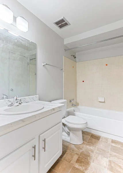 一个有白色浴缸的现代浴室的内部 3D渲染 — 图库照片