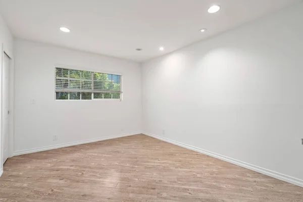 白い壁と床 寄木細工と天井のある空の部屋 3Dレンダリング — ストック写真