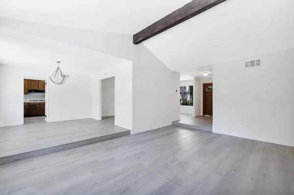 Lege Moderne Kamer Met Witte Muren Parket Niemand Interieur Destructie — Stockfoto