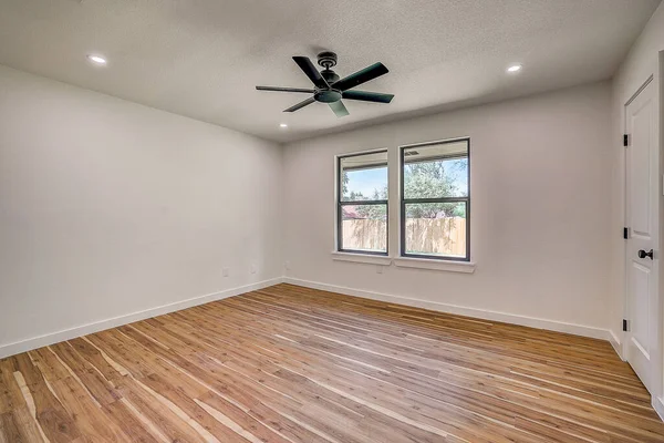 白い壁と木製の床を持つ空の部屋 3Dレンダリング — ストック写真