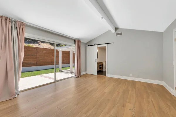 Wnętrze Pięknego Mieszkania Białymi Ścianami Drewnianą Podłogą Renderowanie — Zdjęcie stockowe