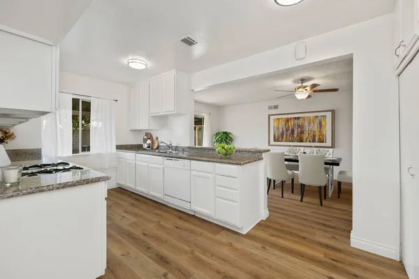 Moderne Kücheneinrichtung Mit Weißen Wänden Und Holzboden Darstellung — Stockfoto