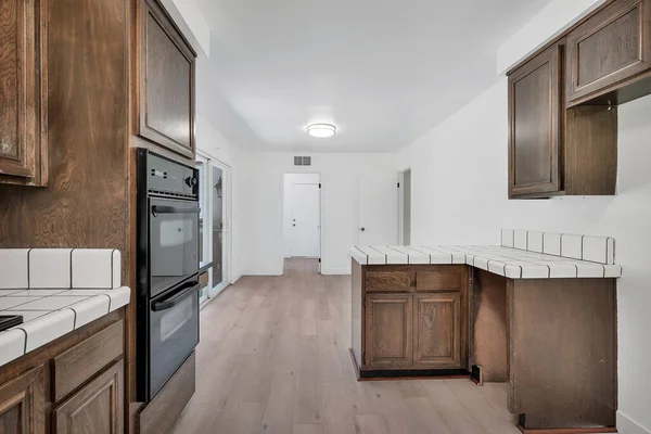 Moderne Kücheneinrichtung Mit Holzboden Und Weißen Wänden — Stockfoto
